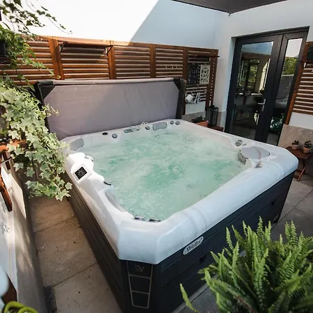 La Mesteceni & Loc Cu Stari De Bine, Adult Only Resort *
